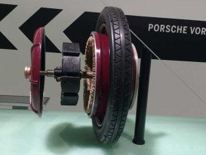 rueda con motor eléctrico Lohner-Porsche